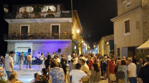 Gusto, cultura e tradizioni: al via la decima edizione della “Festa della Cipolla” di Vatolla