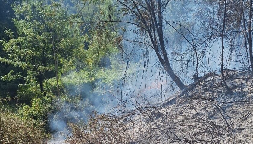 Mercato San Severino, incendio a Costa: soccorsi in azione