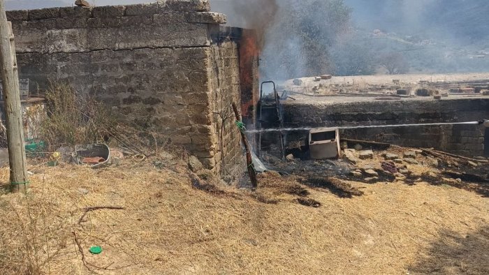 Agropoli, incendio sterpaglie lambisce abitazioni