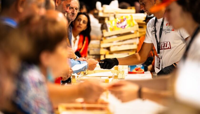Pitti Pizza & Friends: ieri un debutto da incorniciare. Stasera Finizio domani Ermal Meta. Con la Caritas Diocesana saranno donate centinaia di pizze