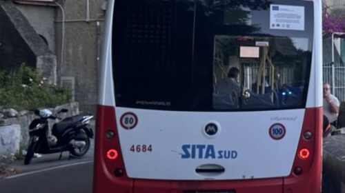 Bus in panne in Costiera Amalfitana, traffico e caos sulla Statale 163