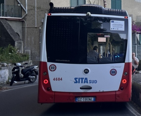 Bus in panne in Costiera Amalfitana, traffico e caos sulla Statale 163
