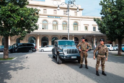 Salerno, scippa turisti americani in pieno centro: inseguito e bloccato dai militari di Strade sicure