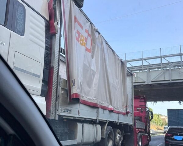 Tir incastrato sotto il ponte sulla A3  a Cava de’ Tirreni in direzione Salerno