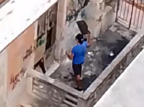 Salerno, ex Cinema Astra nel degrado. I residenti: “Rifugio per sbandati”