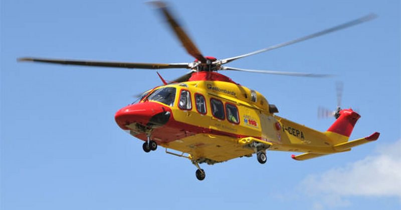 Piaggine, auto con coppia di giovani a bordo si capovolge: 18enne in codice rosso trasferito a Napoli