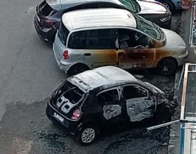 Salerno, auto in fiamme all’alba in via Reppucci al Rione Petrosino