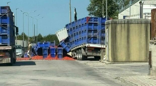 Angri, carico di pomodori da un camion finisce in strada