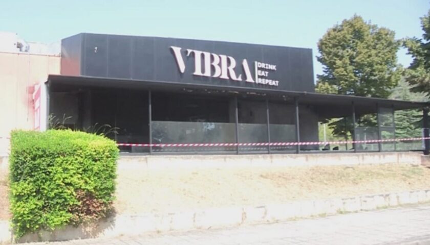 Incendio all’esterno del bar Vibra, “fiamme dolose”: indaga la polizia