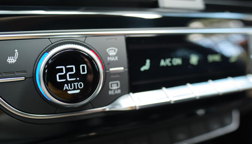 FA TROPPO CALDO: PARCHEGGIO E LASCIO ATTIVA L’ARIA CONDIZIONATA LO POSSO FARE?