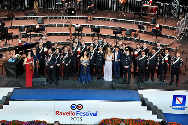 Musica e memoria a Ravello: la Fanfara dei Carabinieri ricorda il brigadiere Legrottaglie a Villa Rufolo