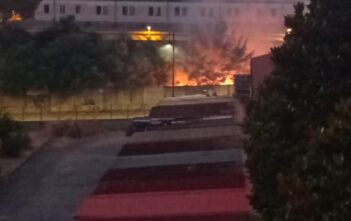 Nocera Inferiore, fiamme nel giardino della caserma Libroia