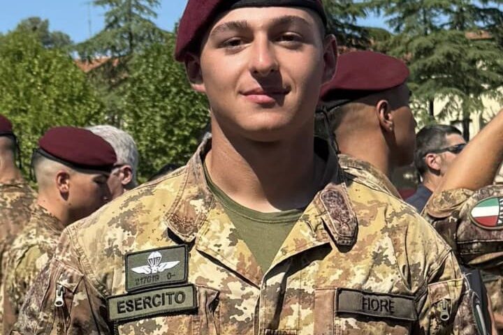 Il giovane Gerardo Fiore di Siano uno dei primi paracadutisti a prendere il basco Amaranto  delle Folgore di Pisa