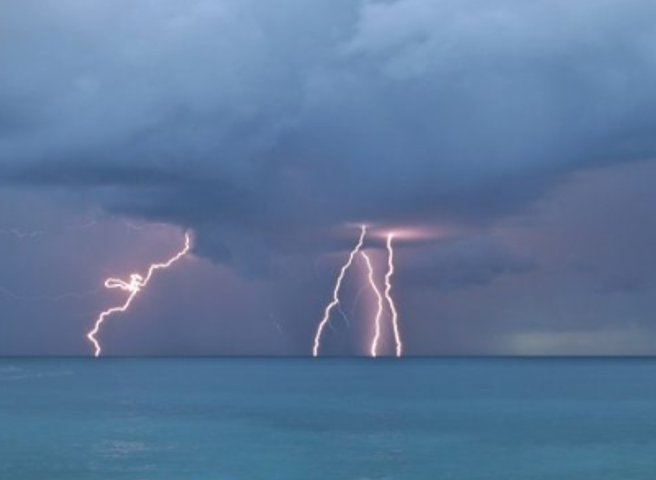 Paura a Palinuro: fulmini sfiorano i bagnanti in spiaggia, sei persone sotto osservazione