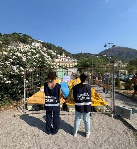 Vieri sul Mare, giro di vite contro gli abusivi: sequestrati ombrelloni e lettini