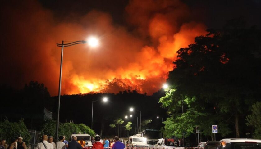 Incendio Vesuvio, Zaia invia 30 operatori e mezzi Protezione Civile: “Il Veneto risponde presente”