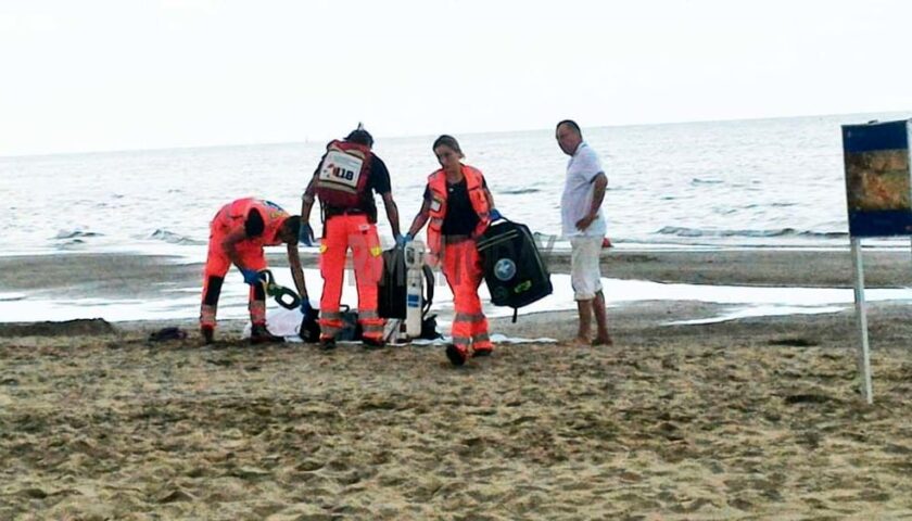 Malore in spiaggia a Rimini, muore anziano di Agropoli