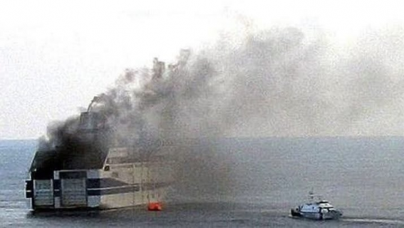 Incendio su un traghetto Palermo-Napoli: paura e nessun ferito
