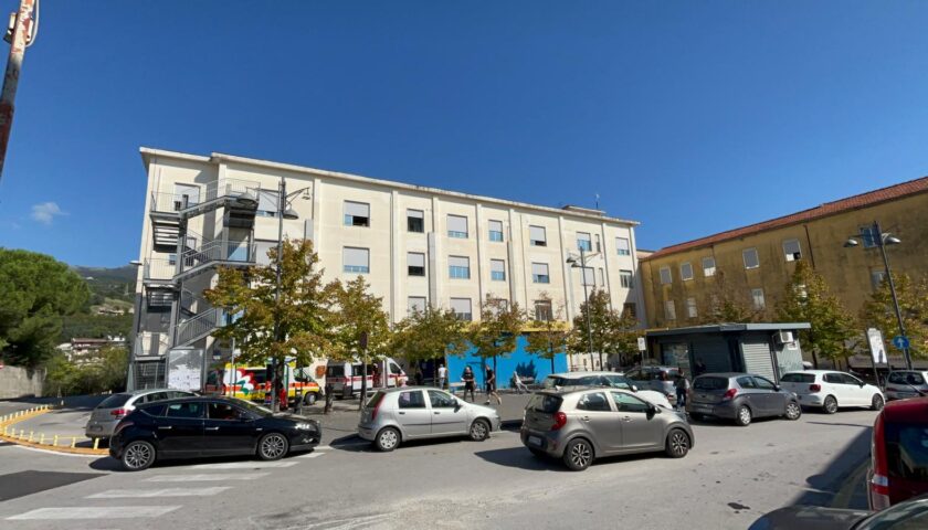 Eboli, incidente dopo lo svincolo dell’A2: grave un 50enne