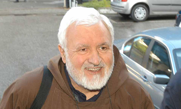 Muore Padre Fedele Bisceglia, il monaco ultras del Cosenza: aveva 87 anni