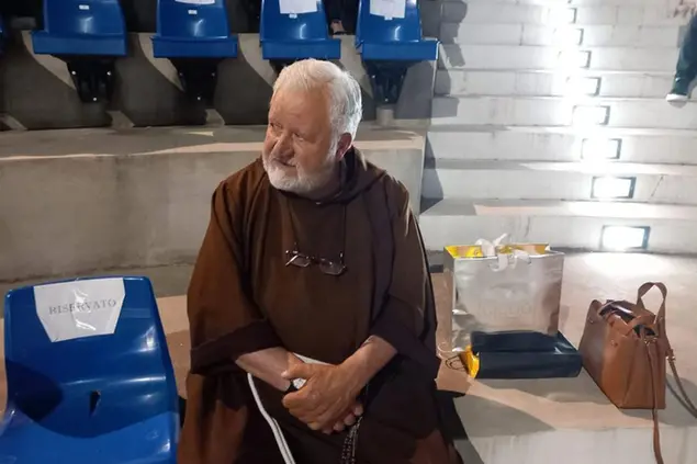 Morte del frate ultras del Cosenza, anche una sciarpa della Salernitana sul feretro