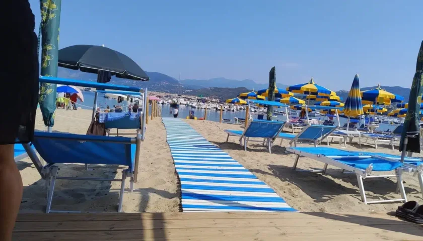 Spiaggia inclusiva a Palinuro, il sindaco di Centola: resterà aperta fino al 30 settembre