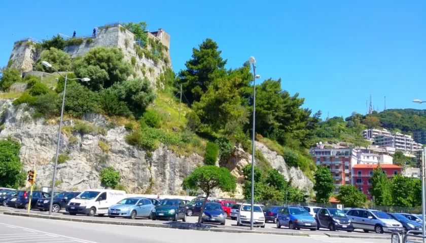 Salerno,  parcheggio alla Carnale: residenti di Torrione esasperati chiedono interventi immediati