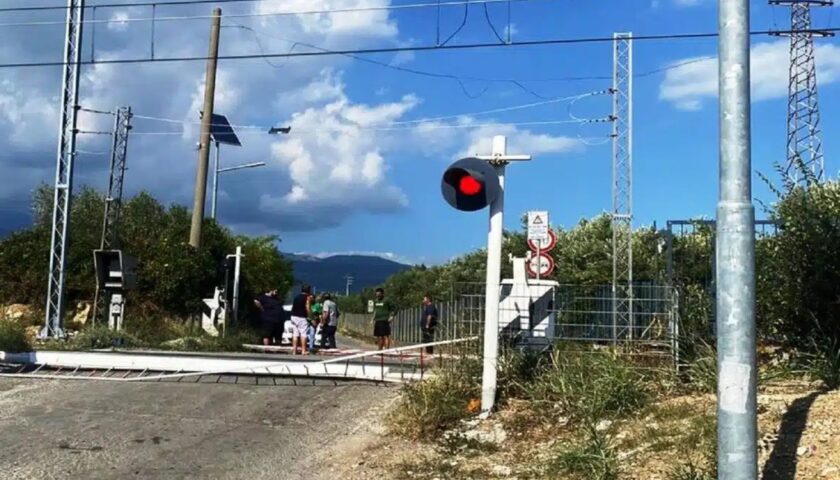 Eboli, trattore abbatte passaggio a livello ad” Acqua dei Pioppi”