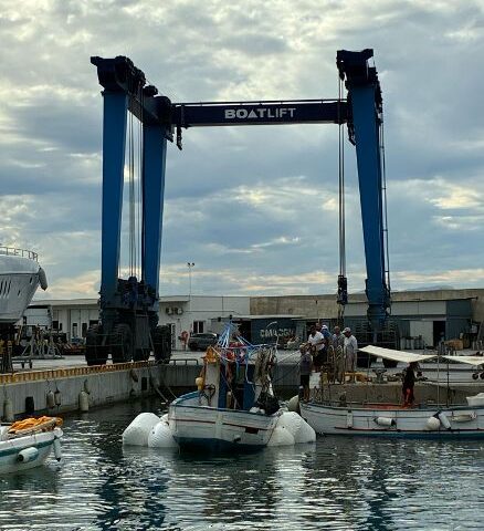 Salerno, completate le operazioni di recupero del motopeschereccio “Bacchitiello” affondato durante la processione