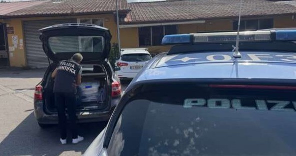 Salerno, furto nella notte da Crazy in via San Leonardo: ladri portano via abbigliamenti firmati e un Rolex in oro da 80mila euro