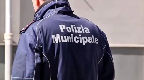 Eboli, pugno duro della Polizia Municipale: fermato parcheggiatore abusivo