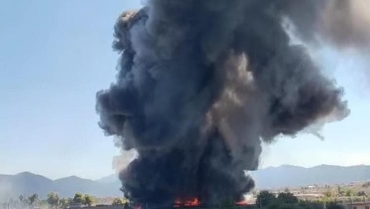 Incendio a Pompei, ordinanza del sindaco di Scafati: chiusura infissi e impianto di areazione