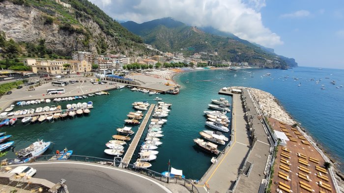 Barche ormeggiate abusivamente al porto di Maiori: controlli e sequestri