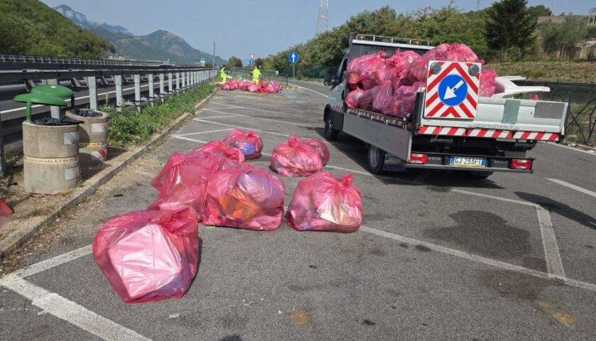 Raccolti diversi quintali di rifiuti abbandonati lungo l’autostrada del Mediterraneo, in territorio di Polla