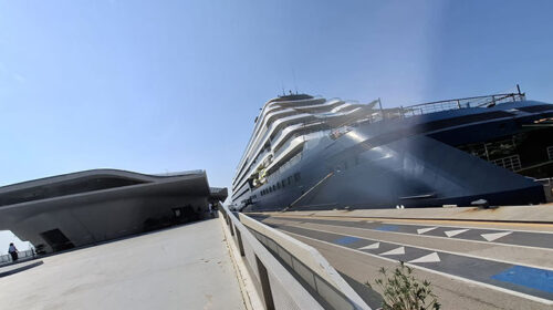 Salerno, Ferragosto con l’attracco del superyacht di lusso Evrima