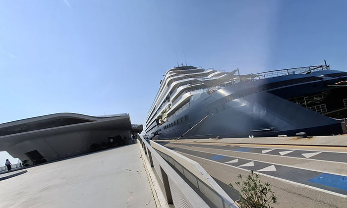 Salerno, Ferragosto con l’attracco del superyacht di lusso Evrima