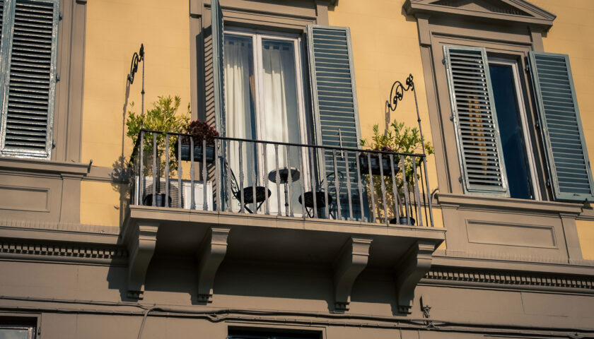 SUL MIO BALCONE SEMPRE ACQUA POLVERE E BRICIOLE: COSA DICE LA LEGGE?