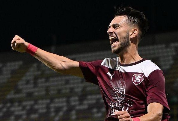 Salernitana, un rigore di Knezovic piega il Siracusa: esordio con vittoria per Raffaele