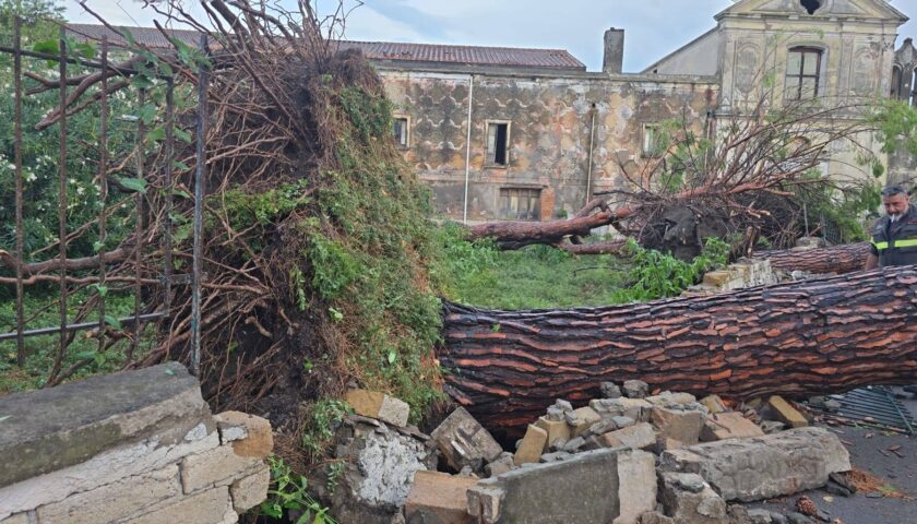 Bomba d’acqua su Scafati, alberi caduti  presso l’Abbazia di Real Valle e danni