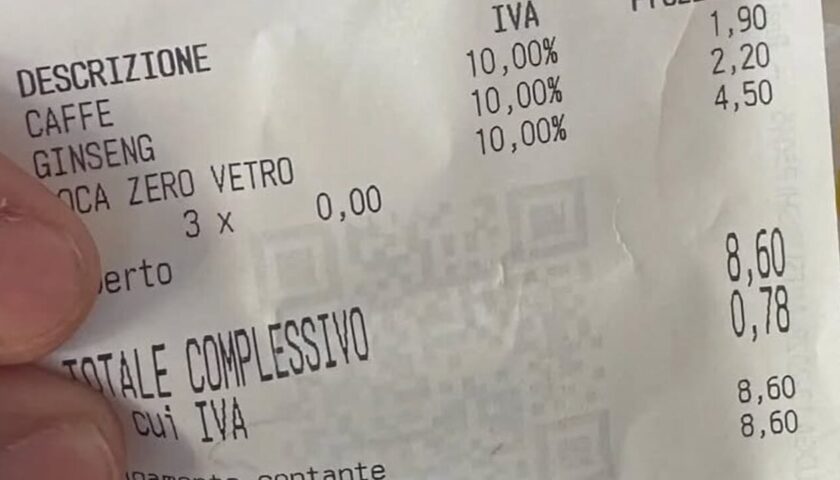 Fisciano, una coca cola zero in vetro venduta 4 euro e 50 centesimi: denuncia social