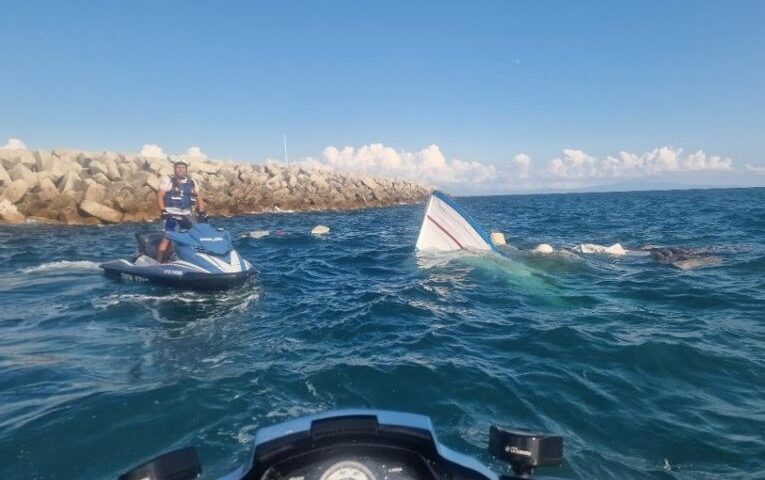Doppio salvataggio in mare della Polizia durante la processione nautica a Salerno