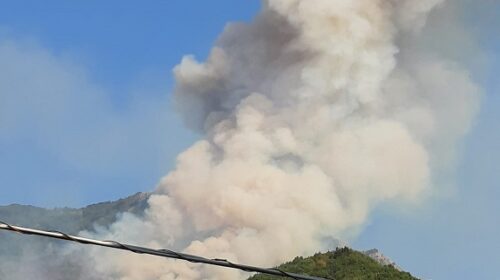 Baronissi, incendio e fiamme alte tra Aiello e Antessano