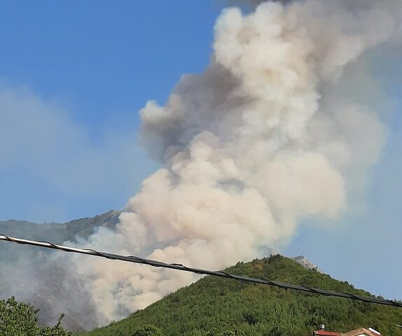 Baronissi, incendio e fiamme alte tra Aiello e Antessano