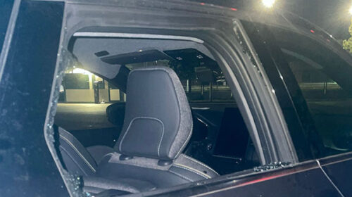 Salerno, ladri in azione nei pressi del cinema: furti nelle auto dopo averle danneggiate