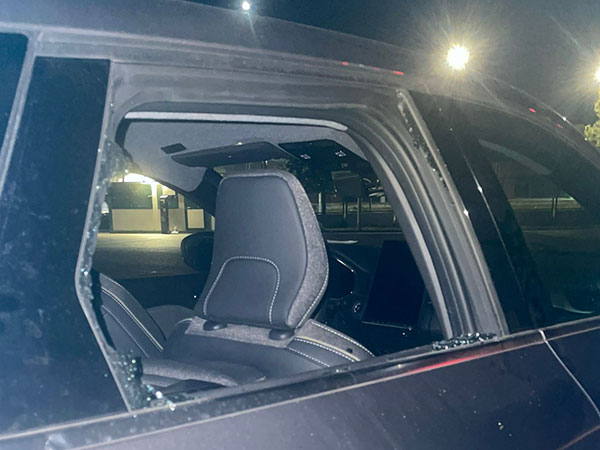 Salerno, ladri in azione nei pressi del cinema: furti nelle auto dopo averle danneggiate