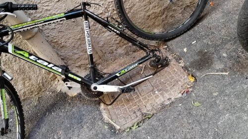 Salerno, denuncia e rabbia dal Centro storico: “Smontata la bici di mio figlio”