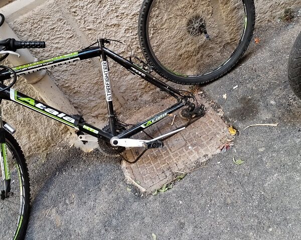 Salerno, denuncia e rabbia dal Centro storico: “Smontata la bici di mio figlio”