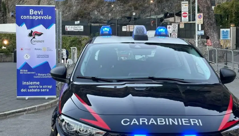 Molotov lanciata da un’auto in corsa per appiccare incendio: paura a Tramonti