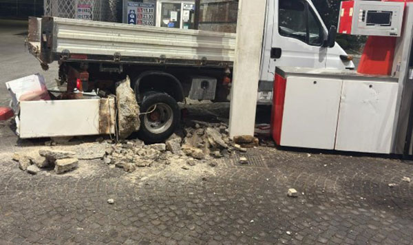 Colonnina sfondata, tentato furto a Eboli per un danno da 30mila euro