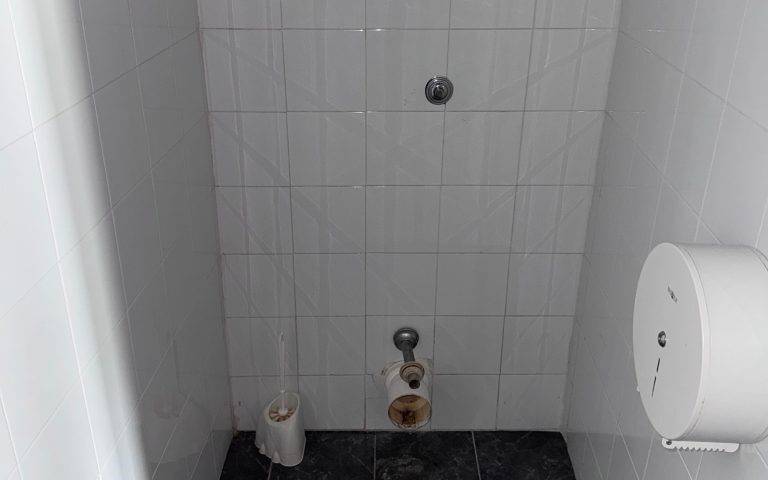 Eboli, raid al Palasele: rubati estintori e wc